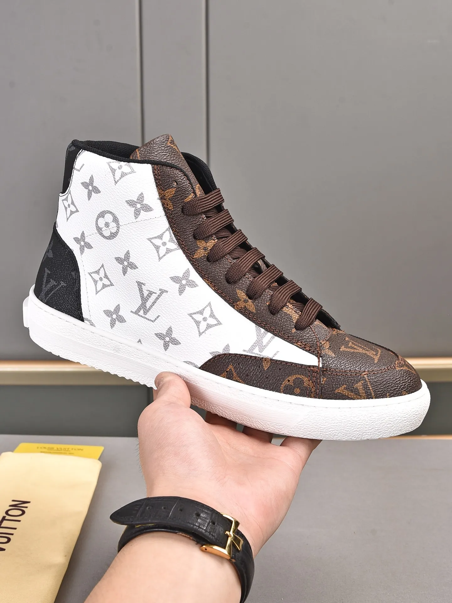 💰💰💰P440 [Latest LV high-top model] New casual Korean-style men's shoes, new autumn and winter design, perfect workmanship, cabinet quality, upper PVC material, breathable mesh lining; soft and comfortable, original rubber outsole super light Wear-resistant, simple, versatile fashion men's shoes, bright colors Two colors available Size 38--44 (45 46 customized)